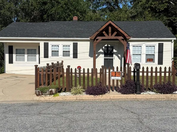 416 Edgewood Dr, Lenoir, NC 28645