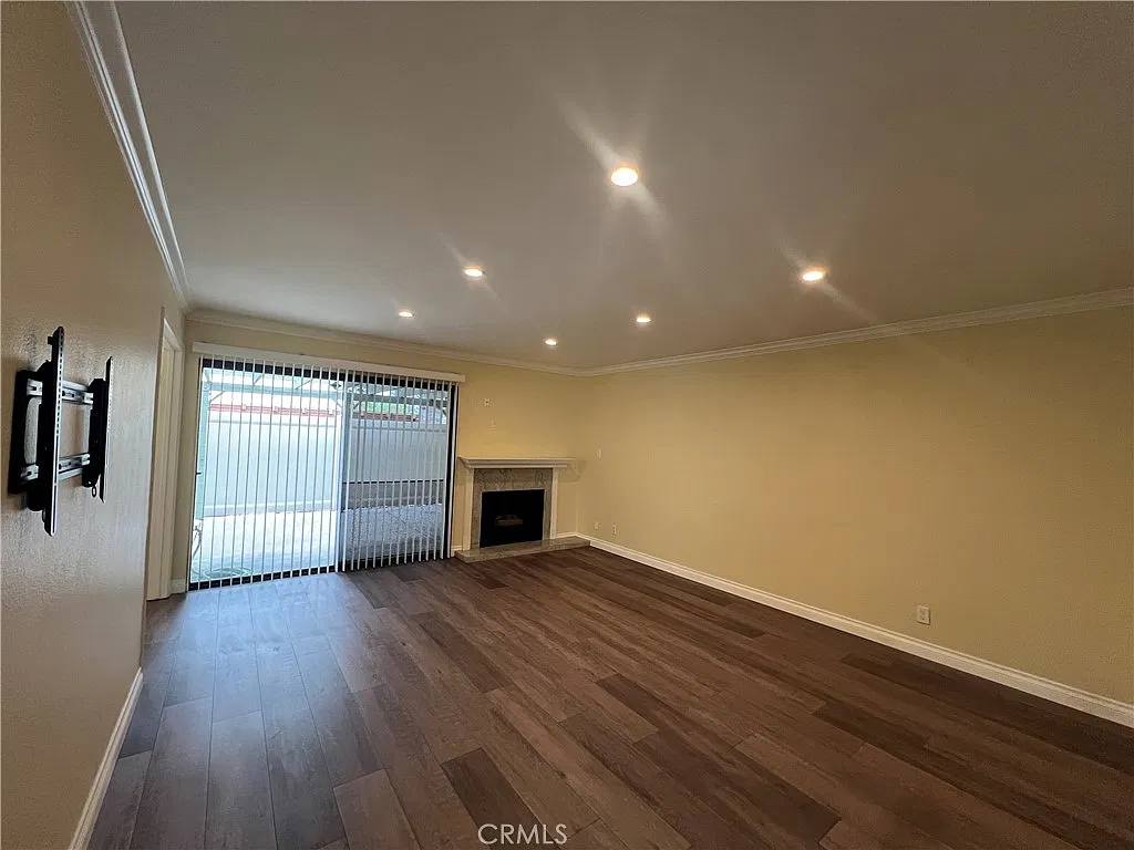 3 bed, 2.5 bath, 1618 sqft, $3,900 — Photo 4