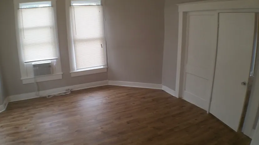 1138 W Ashby Pl — Photo 2