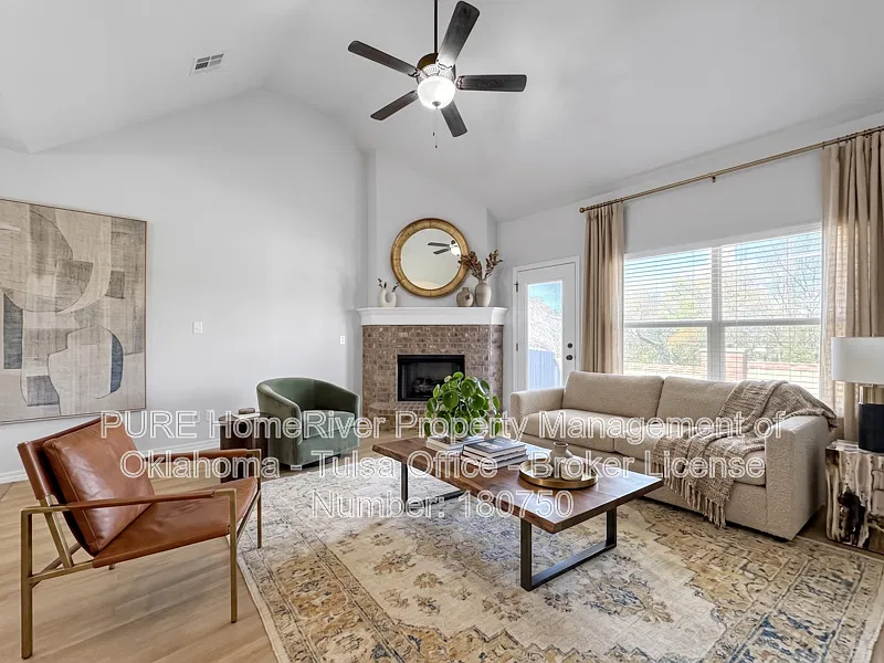 5 bed, 2.5 bath, 2142 sqft, $2,495 — Photo 2