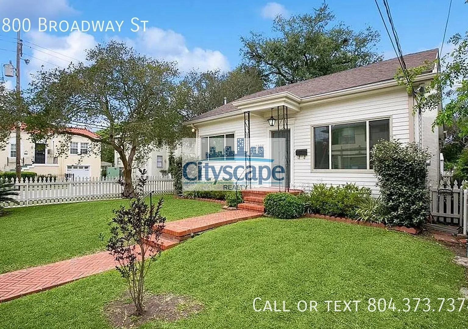 Lovely Broadmor 2 Bedroom Home — Photo 1