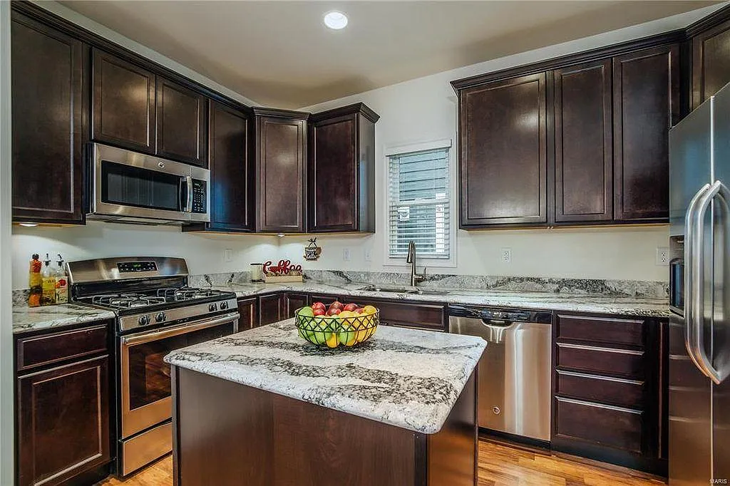 4 bed, 2200 sqft, $3,200 — Photo 4