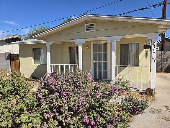 Private Front Yard- You can see Block Fence to the left- that's the Back Yard-