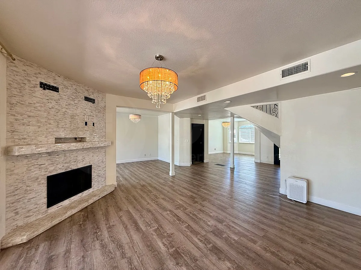5 bed, 4.0 bath, 3504 sqft, $5,200 — Photo 3