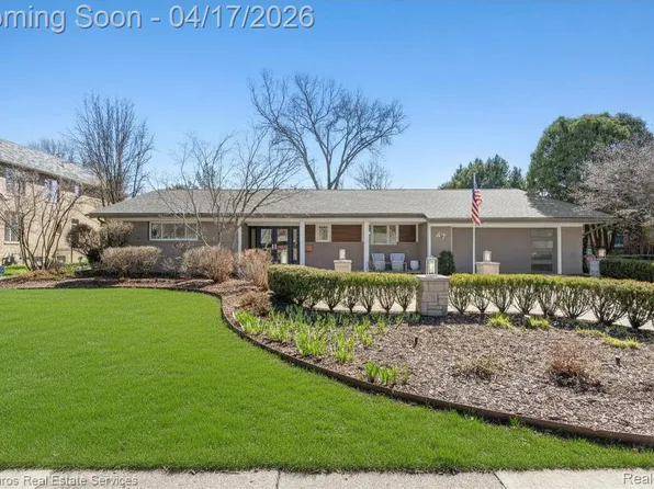 47 Roslyn Rd, Grosse Pointe Shores, MI 48236