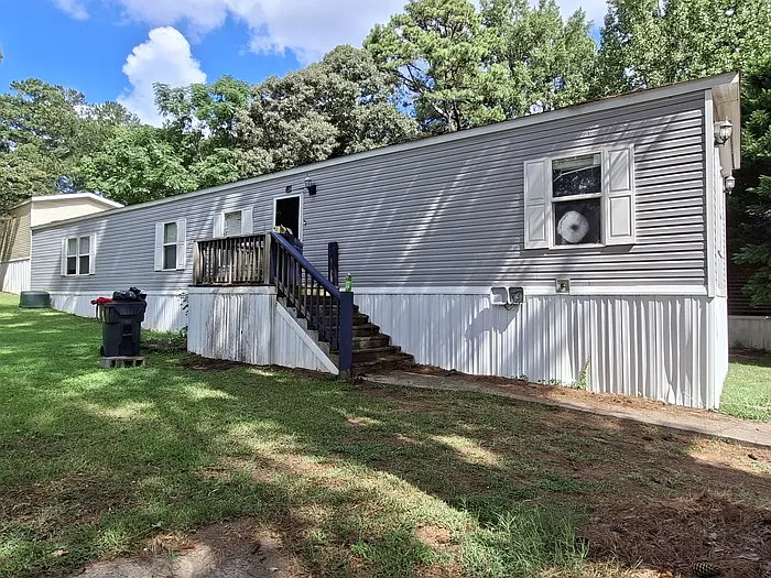 3 bed, 2.0 bath, $1,300 — Photo 1
