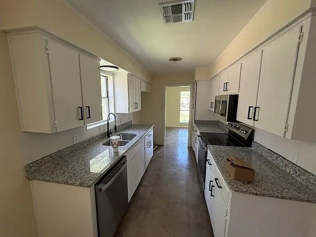 3 bed, 2.0 bath, 2064 sqft, $1,895 — Photo 2