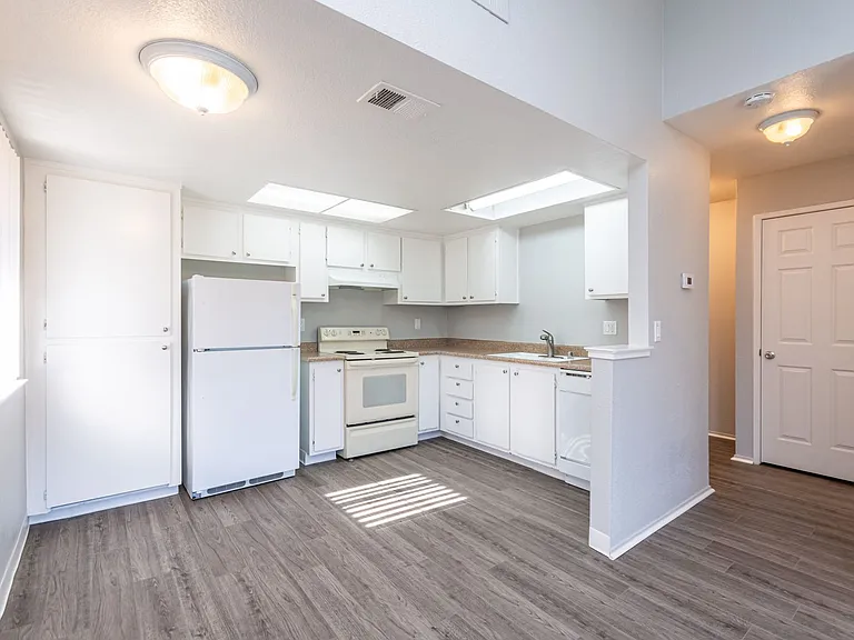River Oaks Apartments — Photo 14