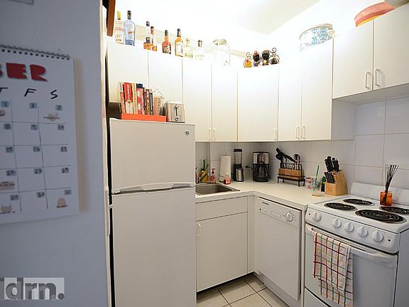 5th image of 200 W 70th St APT 14F