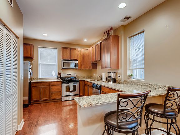 4th image of 7205 N Damen Ave #3