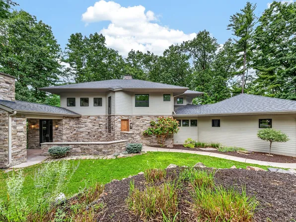 2246 Shelter Pointe Dr, Kalamazoo, MI 49008
