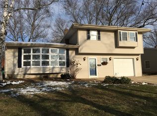 48 W James Way, Cary, IL 60013