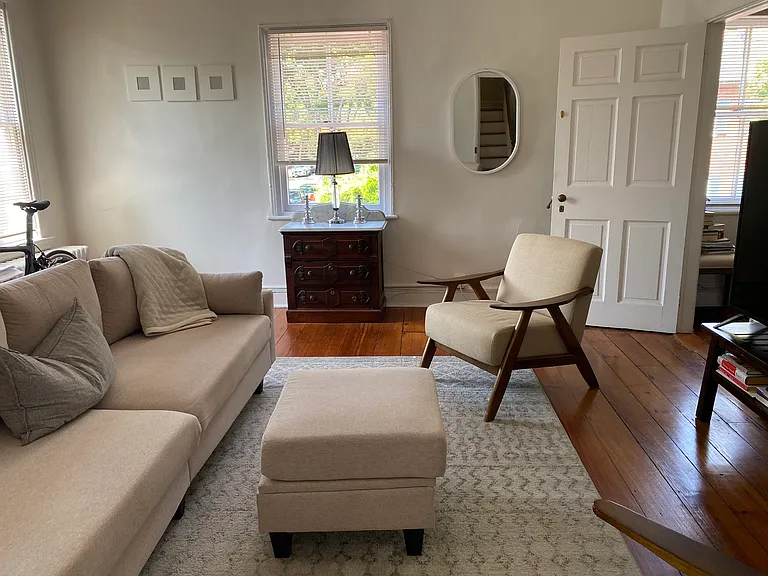 Sitting room, large TV, corner views,