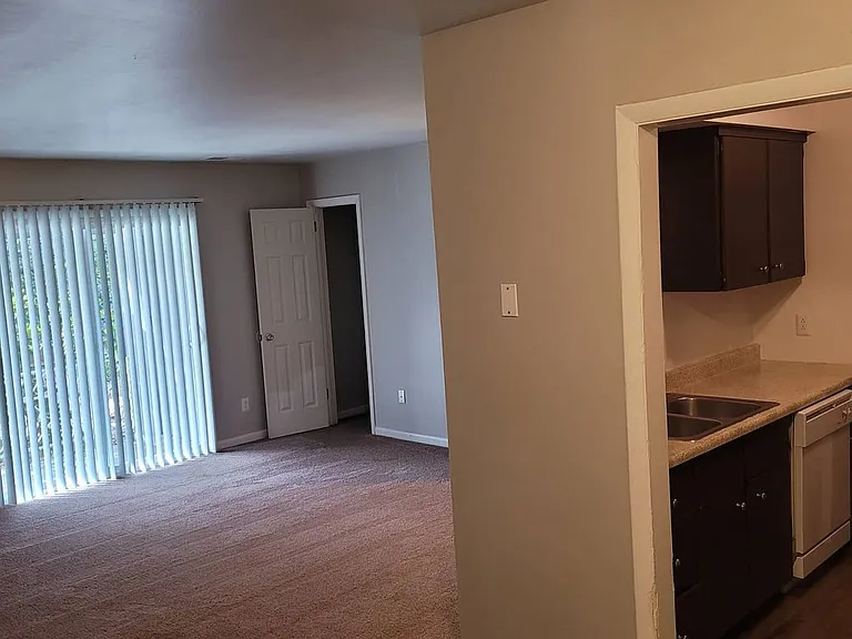 Hillcrest Apartments — Photo 20