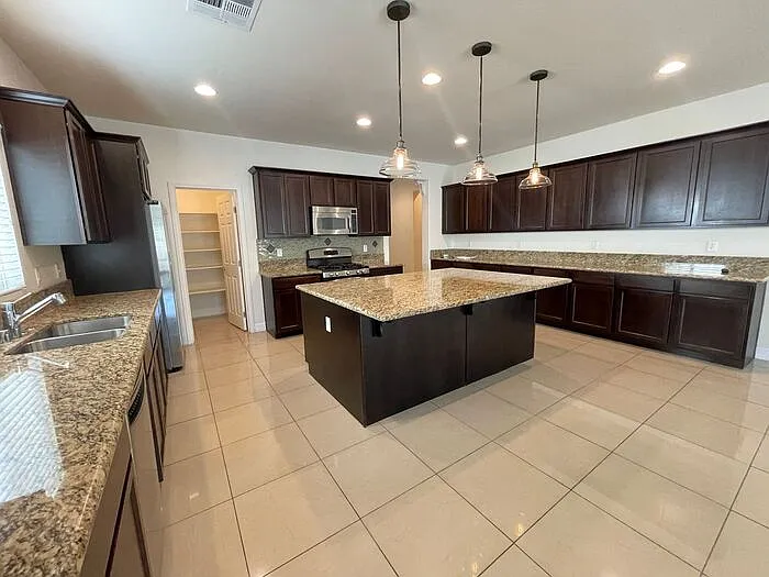 4 bed, 2.0 bath, 2354 sqft, $2,540 — Photo 4