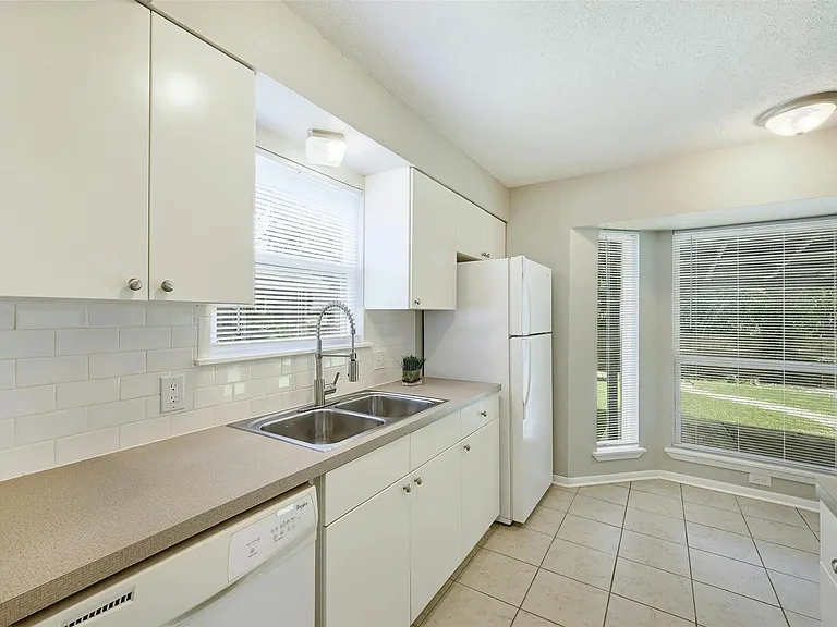 8527 Maine Dr — Photo 12