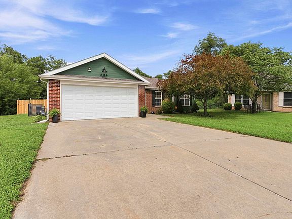 2nd image of 1104 Marshall Cir