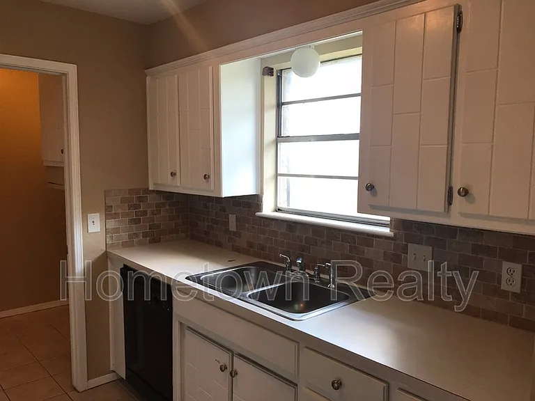 1013 Kelly Park Rd — Photo 7