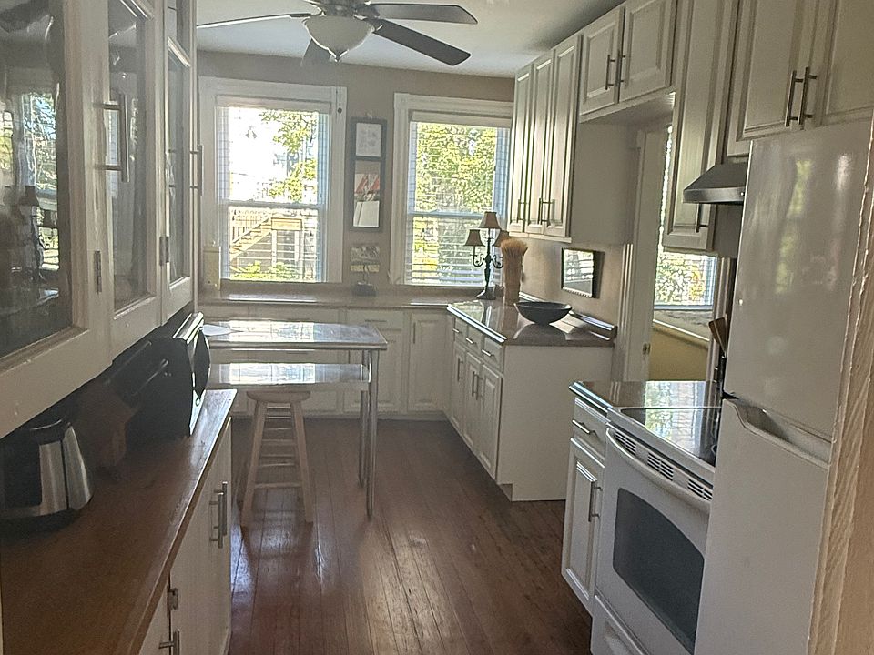 Full eat-in kitchen