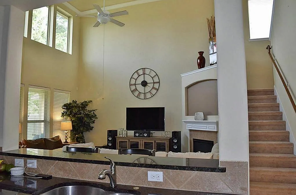 4 bed, 2.5 bath, 2694 sqft, $2,600 — Photo 3
