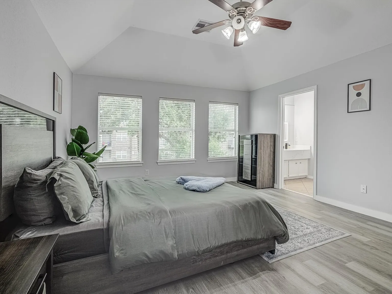 3 bed, 2.5 bath, 2227 sqft, $3,500 — Photo 4