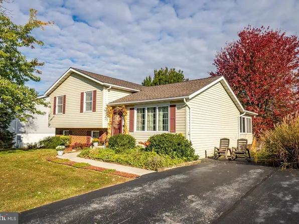 9 Little Knoll Dr, Hanover, PA 17331