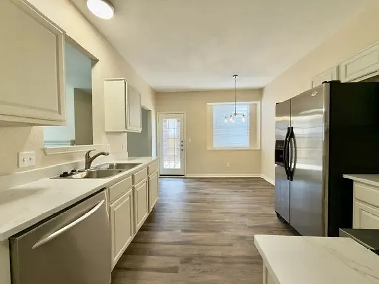 4425 Park Creek Ct — Photo 6