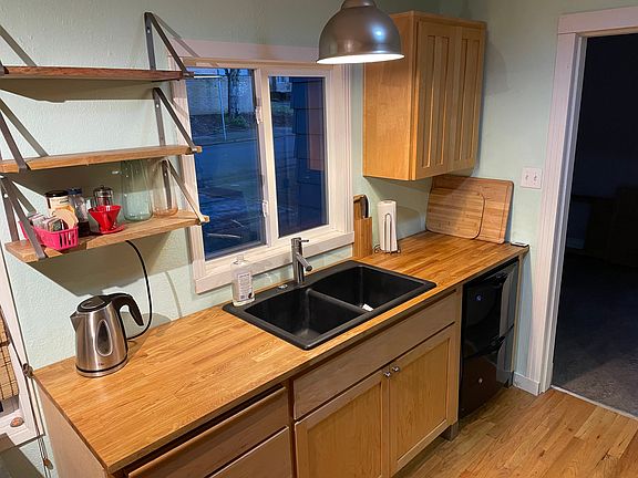 Kitchen with dual drawer dishwasher