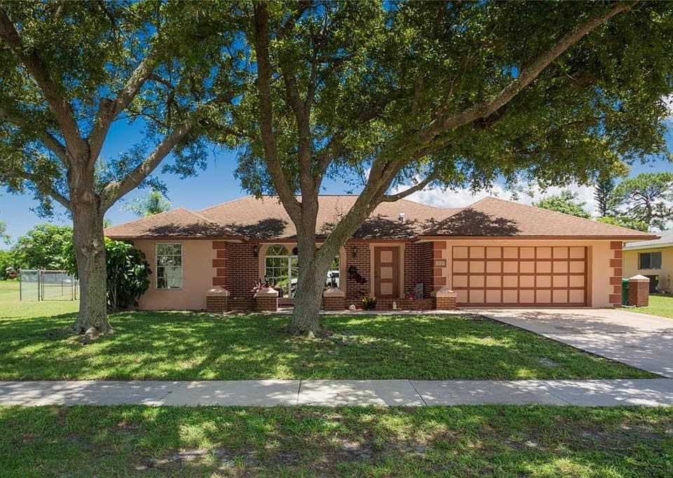 1st image of 363 NE Camelot Dr