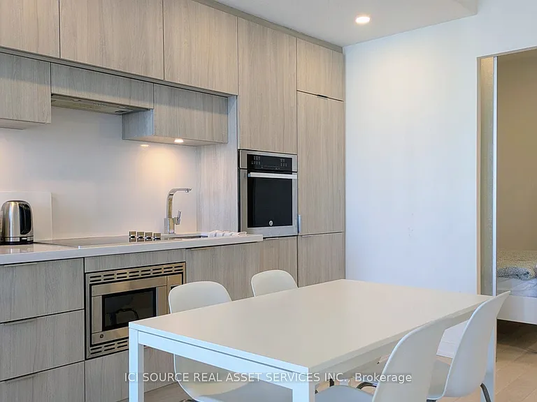 39 Roehampton Ave #3210 — Photo 4