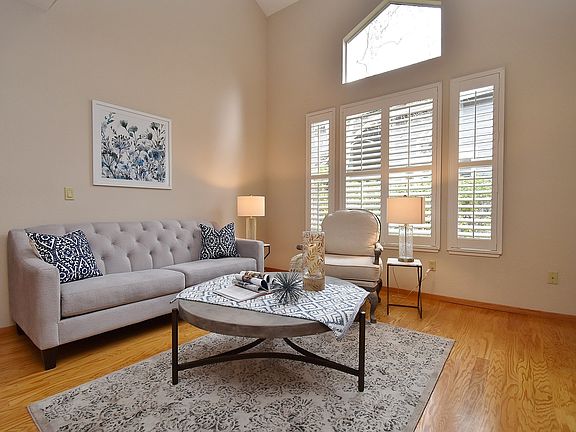 3rd image of 39 Mountain Valley Pl