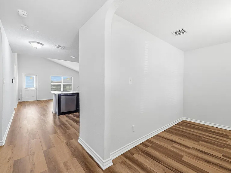 2818 Davis Trce — Photo 2