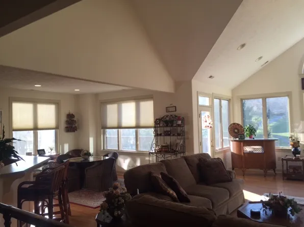 211 Windwood Dr, Bluefield, VA 24605