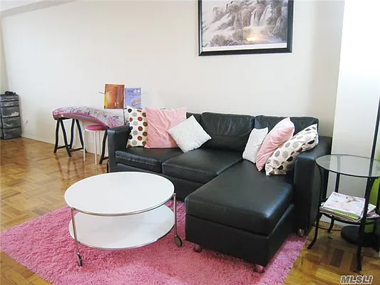 Sold by Winzone Realty Inc | media 10