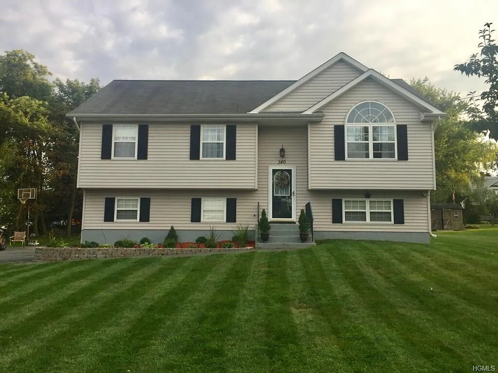 340 Mountain Ave photo 1