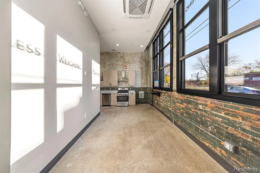 603 E Milwaukee St — Photo 3