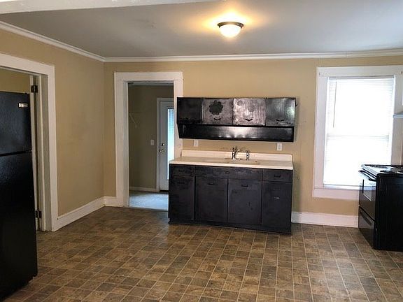 3rd image of 819-A Green Ave