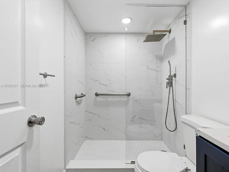 230 SW 11th Ave #8 — Photo 16