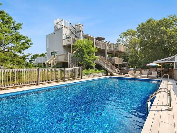 76 Blackwatch Ct, Southampton, NY 11968