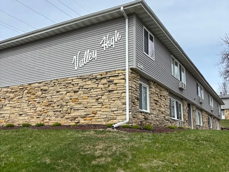 1705 Edgewood Dr NW — Photo 2