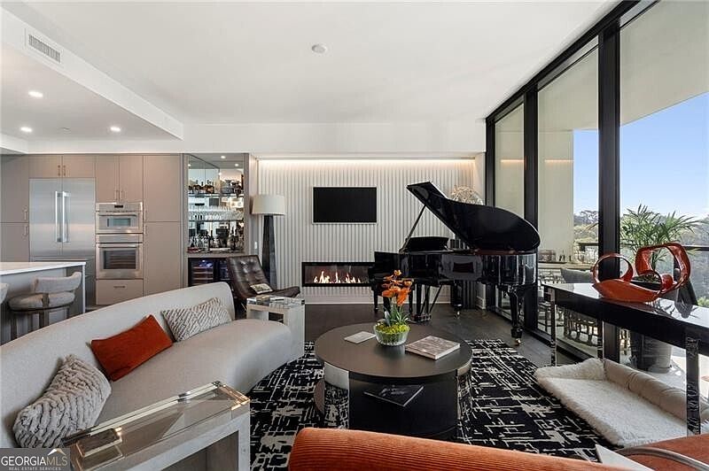 1st image of 2425 Peachtree Rd NE #707