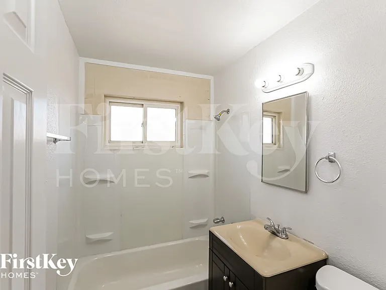 2711 W Elm St — Photo 14