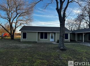 609 E 2nd St, Elgin, TX 78621