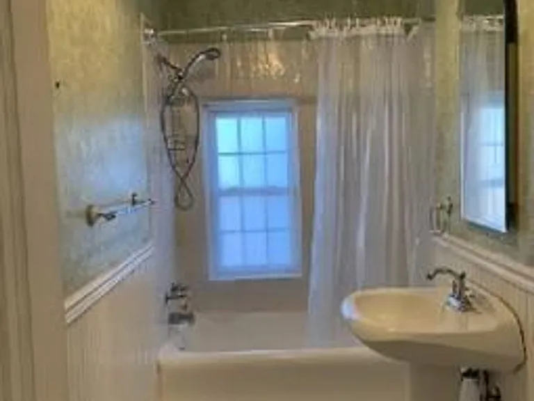 225 W Kent Rd — Photo 7