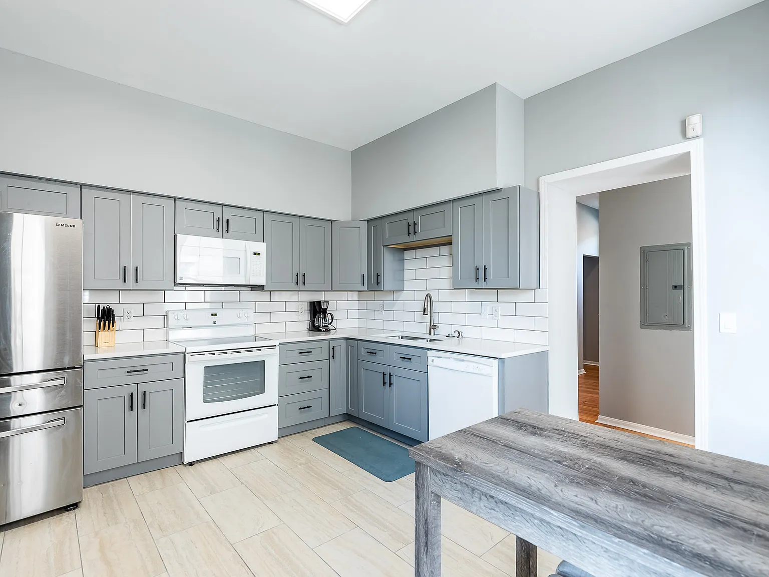 Exposed Brick Bungalow 1.5 miles from Downtown Cincinnati — Photo 4