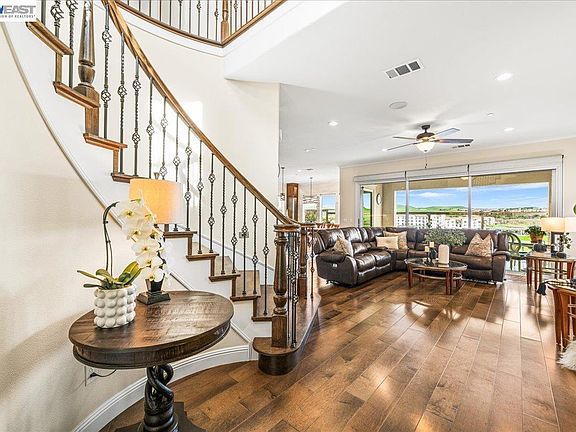 4th image of 205 Zinnia Ct