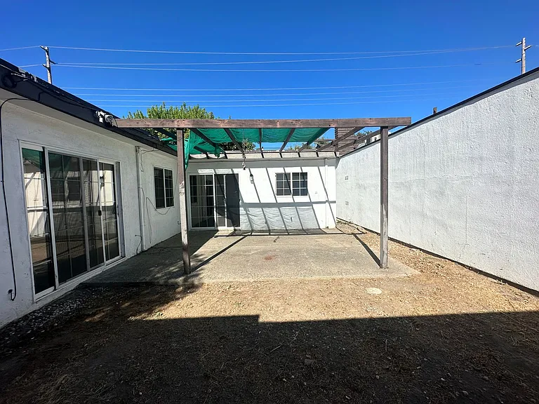 308 N Riverside Dr — Photo 19