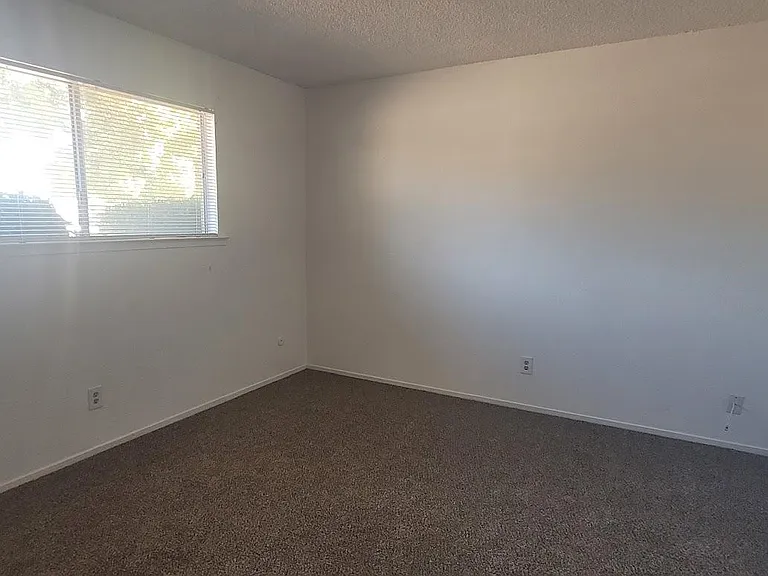 1682 Griffith Ave — Photo 19