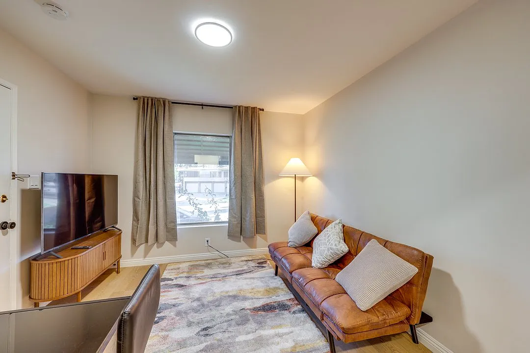 1 bed, 650 sqft, $2,400 — Photo 3