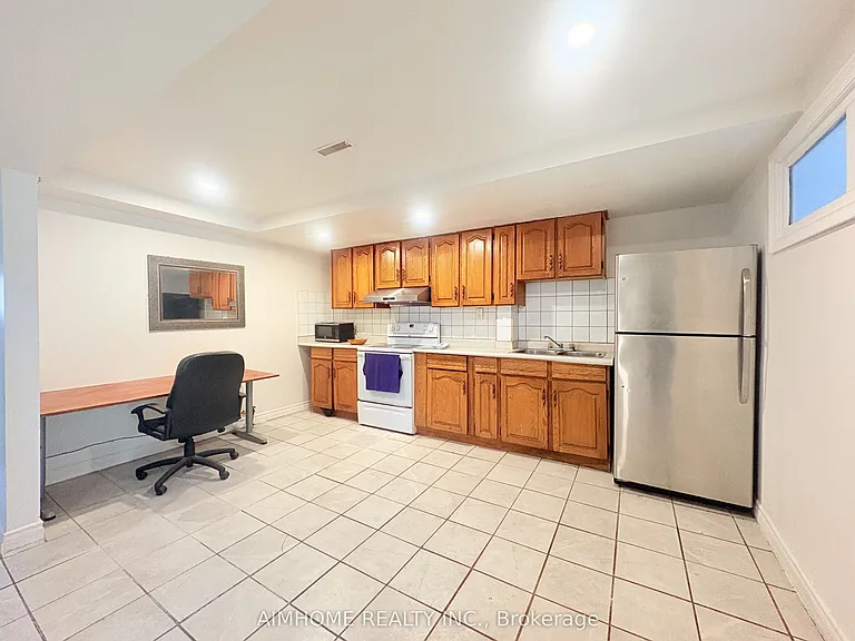 70 Micmac Cres — Photo 2